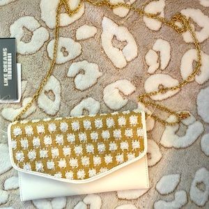 White envelope clutch purse. Removable chain. Can be worn as a cross body.